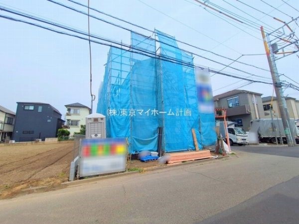 外観:前面道路含む現地外観写真（建築中）