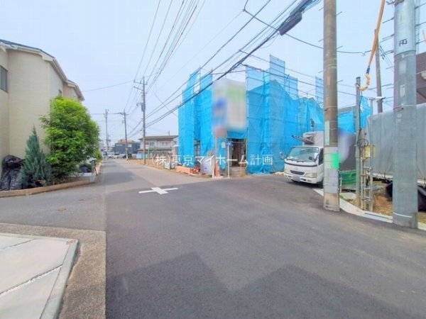 外観:前面道路含む現地外観写真（建築中）