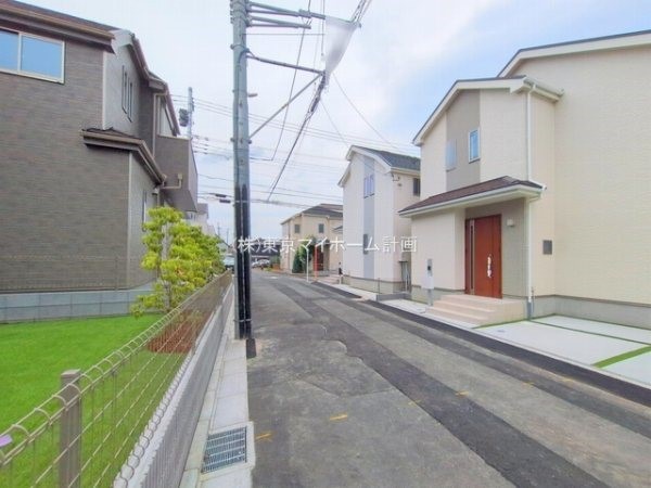 外観:前面道路含む現地外観写真