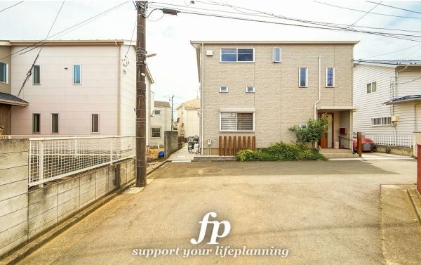 外観:前面道路含む現地外観写真
