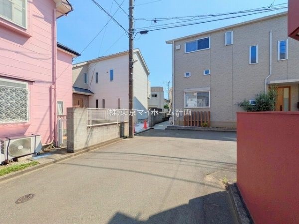外観:前面道路含む現地外観写真