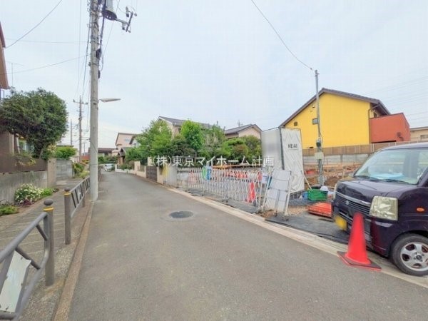 外観:前面道路含む現地外観写真（建築中）