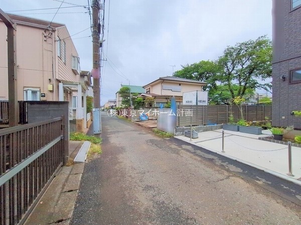外観:前面道路含む現地外観写真（建築中）