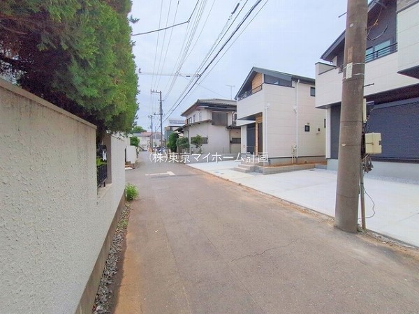 外観:前面道路含む現地外観写真