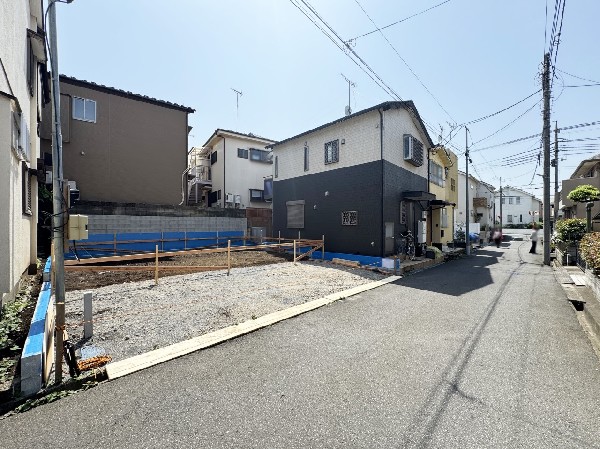 外観:前面道路含む現地外観写真（建築中）