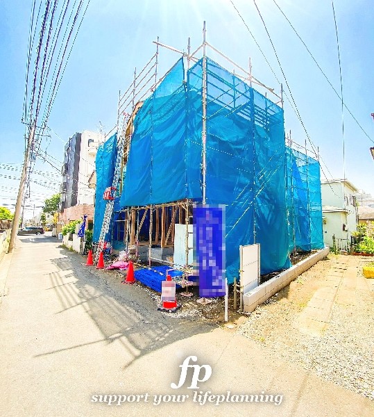外観:前面道路含む現地外観写真（建築中）