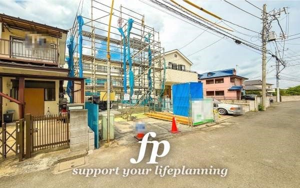 外観:前面道路含む現地外観写真（建築中）