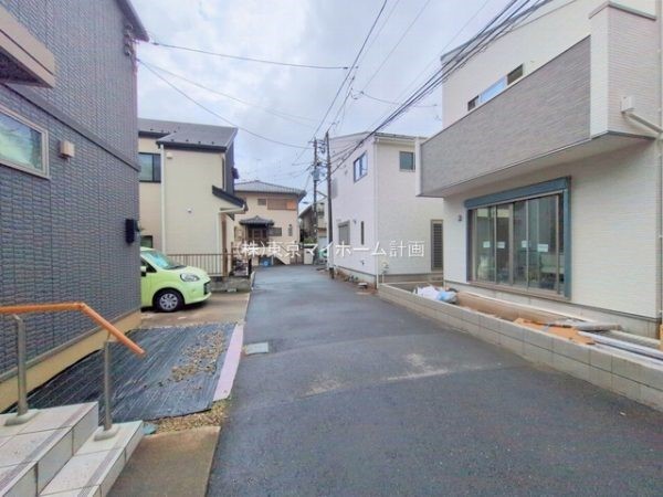 外観:前面道路含む現地外観写真