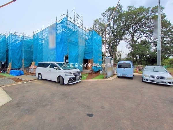 外観:前面道路含む現地外観写真（建築中）