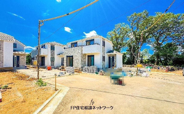 外観:前面道路含む現地外観写真