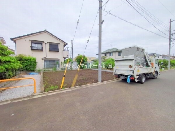 外観:前面道路含む現地土地写真