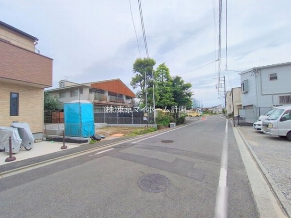 外観:前面道路含む現地外観写真（建築中）