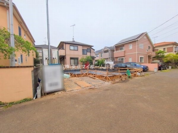 外観:前面道路含む現地外観写真（建築中）