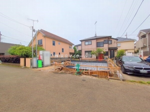 外観:前面道路含む現地外観写真（建築中）