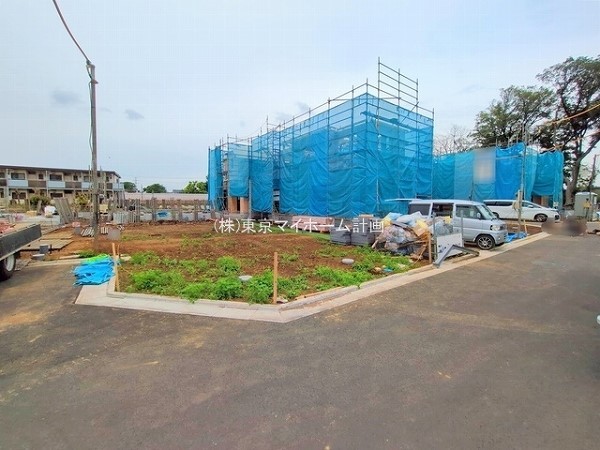 外観:前面道路含む現地外観写真（建築中）