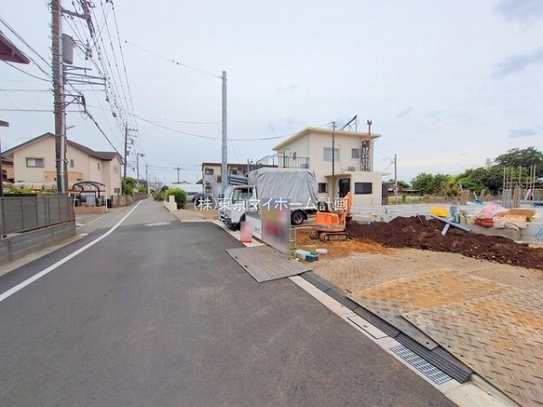 外観:前面道路含む現地外観写真（建築中）