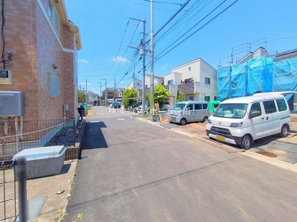 外観:前面道路含む現地外観写真（建築中）