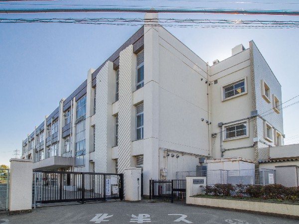 周辺環境:調布市立北ノ台小学校(教育目標　・おもいやりのある子・よく考える子・明るく元気な子)
