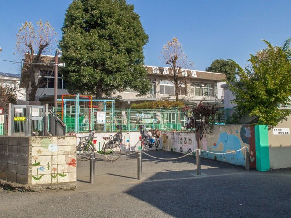 周辺環境:神代保育園(緑の多い静かな住宅街の中にあり、園庭も広く、樹木も多く自然に恵まれています。園庭東側の裏庭に野菜クズなどを肥料とした畑を作り、幼児クラスの子どもたちと一緒に野菜作りをしています。)