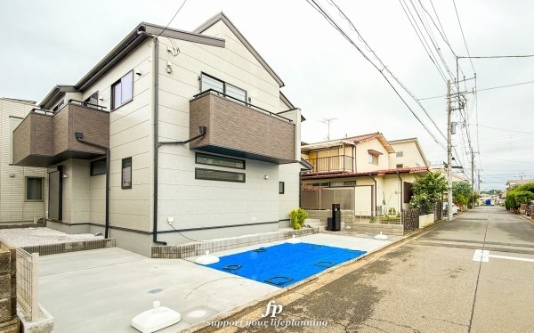 外観:前面道路含む現地外観写真