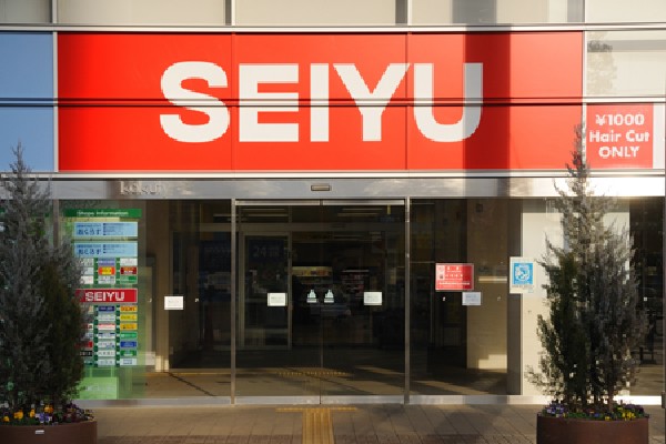 周辺環境:西友国領店(地上34階建ての大型マンション「コクティータワー」の1階部分に入居しているのが、2004（平成16）年にオープンした「西友 国領店」です。)