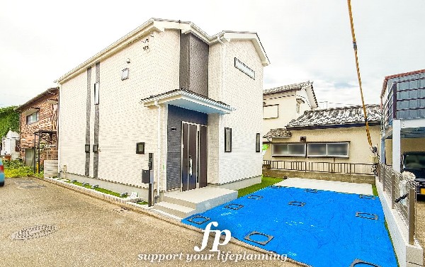 外観:前面道路含む現地外観写真