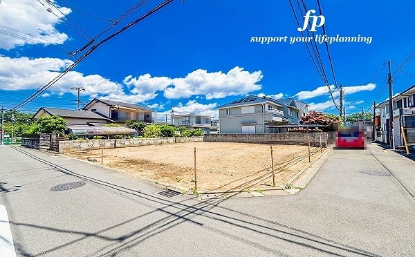 外観:前面道路含む現地土地写真