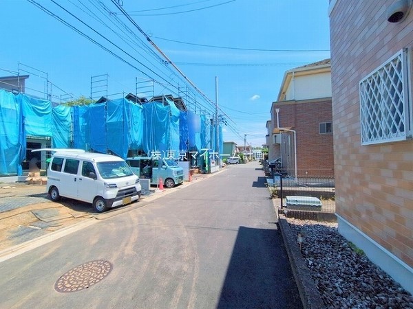 外観:前面道路含む現地外観写真（建築中）