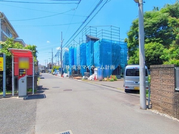 外観:前面道路含む現地外観写真（建築中）