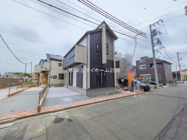 外観:前面道路含む現地外観写真