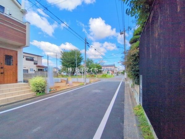 外観:前面道路含む現地写真