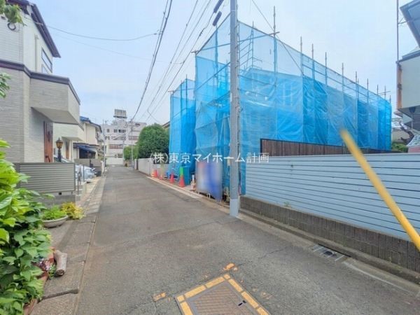 外観:前面道路含む現地外観写真（建築中）