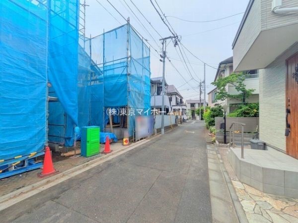 外観:前面道路含む現地外観写真（建築中）