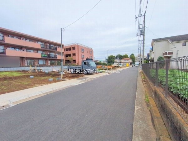 外観:前面道路含む現地外観写真(建築中)