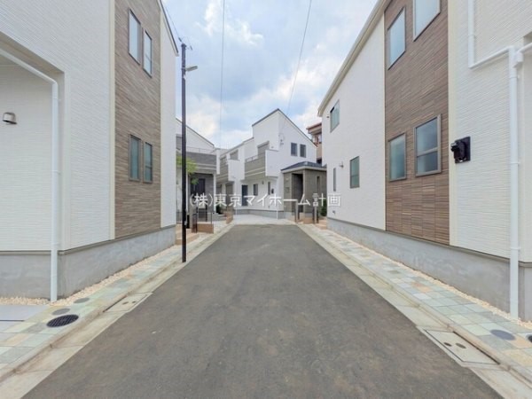 外観:前面道路含む現地外観写真