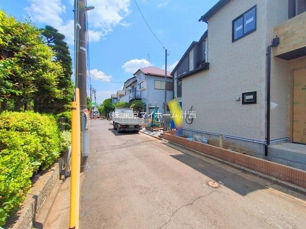 外観:前面道路含む現地外観写真