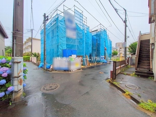 外観:前面道路含む現地外観写真（建築中）