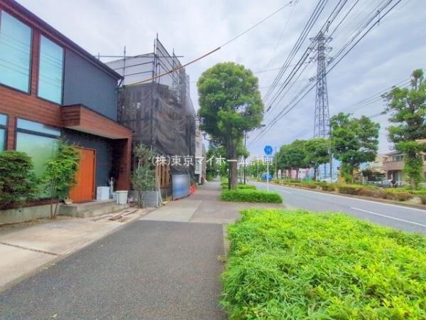 外観:前面道路含む現地外観写真（建築中）