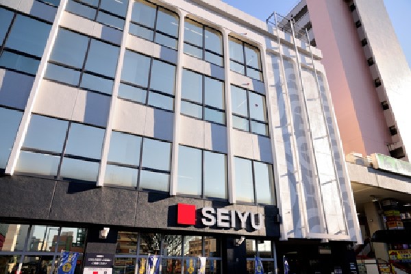 周辺環境:西友小平店(4階建ての店舗では、生鮮食料品をはじめ、お惣菜、薬、化粧品、日用雑貨、衣類など多彩な商品が販売されています。)