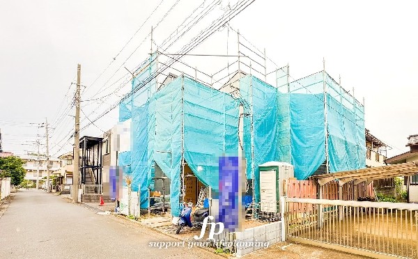 外観:前面道路含む現地外観写真（建築中）