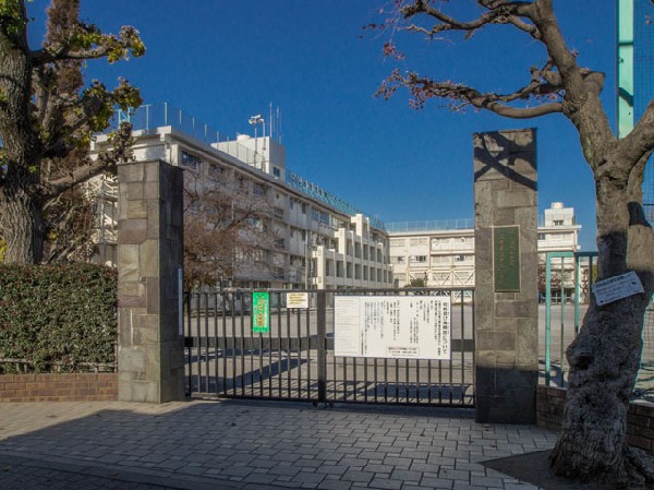 周辺環境:三鷹市立第二小学校(長い歴史と伝統を踏まえながらも、小・中一貫教育校の取り組みを推進しているところが本校の特色です。)
