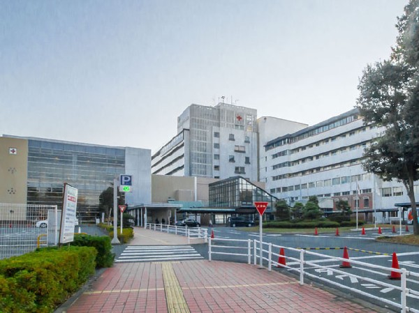 周辺環境:武蔵野赤十字病院(当院では「安全な医療の提供」を病院の最重要な医療理念の一つとして掲げております。安全な医療は、高い医療の質を保証することであり、「失敗に学ぶ」常なる改善活動を通じて、安全で質の高い医療を提供することに全病院を挙げて努力しています。)