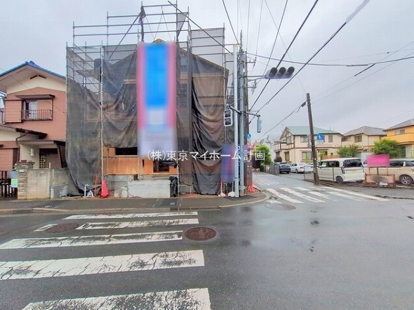外観:前面道路含む現地外観写真（建築中）