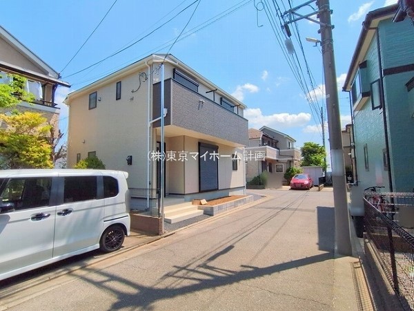 外観:前面道路含む現地外観写真