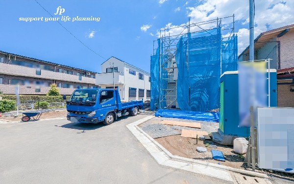 外観:前面道路含む現地外観写真（建築中）