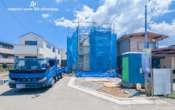 外観:前面道路含む現地外観写真（建築中）