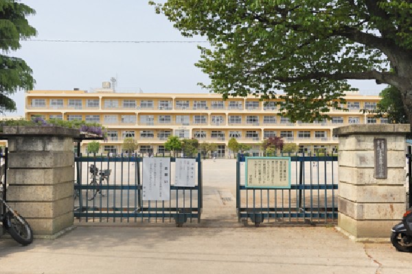 周辺環境:小金井市立小金井第三小学校(出色は学力の充実に力を入れているところで、各学年で授業改善推進プランを立てるなどの明確な指針が保護者を安心させています。)