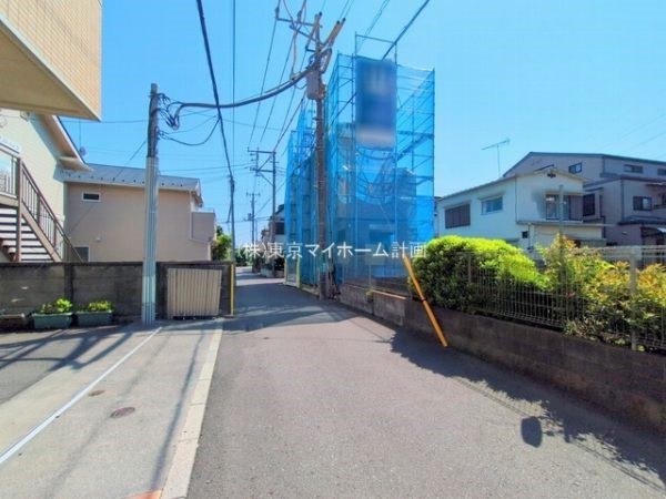 外観:前面道路含む現地外観写真（建築中）