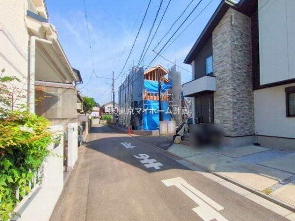 外観:前面道路含む現地外観写真(建築中)