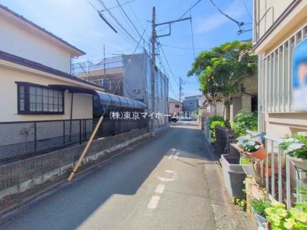 外観:前面道路含む現地外観写真(建築中)